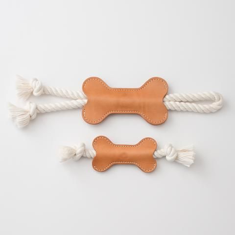 Jouet pour chien en cuir tanné végétal et écologique.